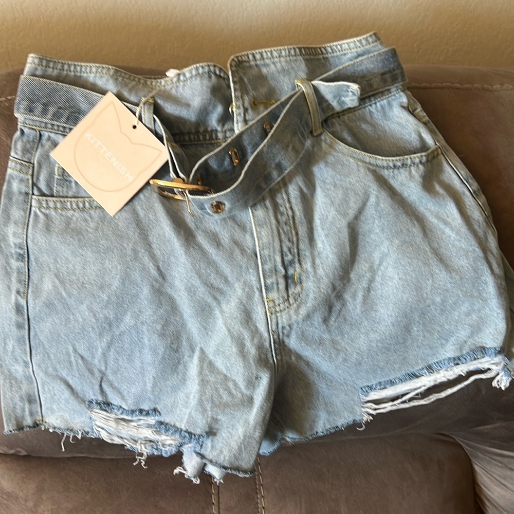 Kittenish light Jean with belt